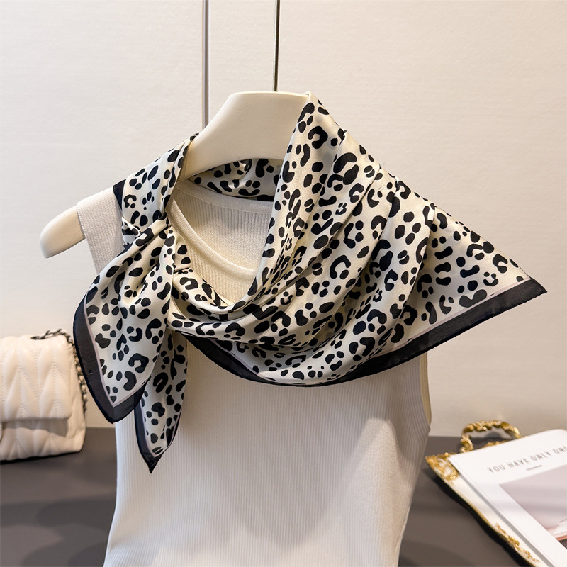 새로운 유행 Bandanas 모조 실크 70*70cm  - Face Scarf Mask 리뷰 및 가격